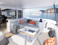 The bimini covers almost the entire outdoor area. The cockpit can also be completely closed with flexible side panels.
