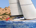 345 mètres carrés de surface de voile sur un mât s'élevant à 37 mètres dans le ciel assurent une bonne performance de navigation.