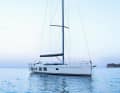 Oyster Yachts a développé ce bateau de 67 tonnes comme un World Cruiser pour les eaux bleues.