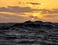 Anche l'Oceano Meridionale può offrire questi panorami dorati. Tuttavia, il colore predominante dell'Oceano Meridionale è il grigio.