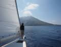 Stromboli in vista. L'isola si trova nella parte nord-orientale dell'arcipelago.