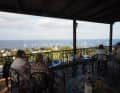 Un apéro au coucher du soleil avec le volcan en toile de fond. Le bar « Ritrovo Ingrid » doit son nom à Ingrid Bergmann dans le film « Stromboli ».
