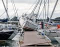 Uno yacht nel porto di Maasholm è stato trascinato sul molo durante la tempesta.