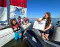 Paula Farke, monitrice de voile VDWS, forme des enfants enthousiastes à la voile en catamaran chez les Pirates de Rügen à Dranske