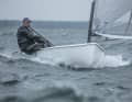 André Budzien dello Yacht Club di Schwerin guida la flotta Finn.