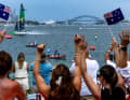 Ici, les fans profitent du spectacle de SailGP sur Shark Island.