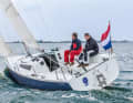 Pointer 25. Eine für alles. Der äußerst vielseitige Performance-Cruiser aus der Jachtwerf Heeg in Holland bietet eine maximal hohe Bedürfnisabdeckung. Innen sehr funktional und tourentauglich ausgebaut. Rumpflänge 7,70 m; Breite 2,50 m; Gewicht 1,5 t; ab 75.000 Euro