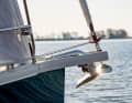 Le beaupré sert également de support à l'ancre.  L'enrouleur de voile d'avant est encastré.