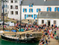 Come a Port-Haliguen/Brittany, gli ascoltatori si radunano rapidamente ovunque non appena la musica inizia a suonare