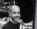 Nikolaus Kraft, 43, ist gelernter Modellbauer, also für handwerkliche Modelle. Seit fünf Jahren ist er einer der rund 25 Miniaturmodellbauer bei der Miniatur Wunderland Hamburg GmbH.