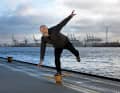 Thomas Bickhardt auf einem Balance-Brett im Hamburger Hafen. Gleichgewichtsübungen sind Teil seiner Trainings, die er für Segler entwickelt hat