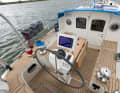 The cockpit is relatively small. And the spacious steering position obstructs the passages. However, this is not a disadvantage when sailing. On the contrary: the layout is designed for a small crew and handling is easy.