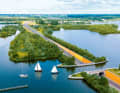Un pont en auge navigable relie le Veluwemeer au Wolderwijd, près de Harderwikj.