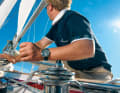 3. Loosen the mainsheet: Loosen the mainsheet until the boom is no longer being pulled downwards and there is hardly any tension left in the sail. If the boom is at an angle of almost 90 degrees to the mast, this will result in the fewest creases when furling the sail