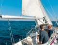 5. Régler la voile et reprendre le cap : si nécessaire, ajuster le tendeur de bordure, tendre la grande écoute et reprendre le cap souhaité. Resserrer l'étai arrière afin de limiter le mou de l'étai et, par conséquent, de la voile d'avant