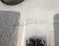 La coperta è già rotta al passaggio della base dell'albero. Per ridurre al minimo i danni, l'intera sovrastruttura viene abbattuta.