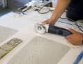 Per vedere cosa ci aspetta, abbiamo segato un piccolo foro pilota nella coperta all'inizio della riparazione. Questo ritaglio verrà ora nuovamente laminato