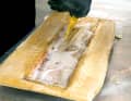 Enduire les surfaces à coller de résine époxy. La colle utilisée est un mélange de résine et de flocons de coton. Elle doit avoir une consistance de mayonnaise