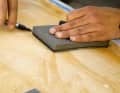 The reinforcement for the halyard swivel must be adapted to the curve of the deck. To do this, the contour is transferred and the foam is sanded to size