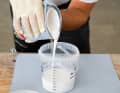 After mixing the components, the primer must generally rest for ten to 15 minutes before it is applied