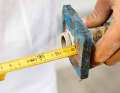 The material thickness of the hull laminate can be easily determined from the pressed-out inner part. In our case, it is around eight millimetres. This measurement determines how large the stock needs to be sanded around the hole