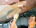 Once the rough elevations have been levelled, the valleys are filled. Tip: To ensure that the levelling compound adheres well and does not become too dry, apply a thin layer of epoxy resin to the entire repair area