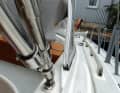 Un petit déflecteur sur la coque empêche l'eau de pluie de s'infiltrer dans le cockpit lorsque le bateau est en position.