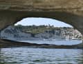 Beliebter Fotospot: Durch das steinerne Fenster zwischen den beiden Zwillingsbuchten Il-Ħofra ż-Żgħira und Il-Ħofra l-Kbira wirkt das ankernde Boot wie eingerahmt.