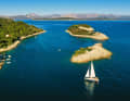 Seul au milieu de nulle part. Fin octobre, aucun autre bateau que le yacht de location ne croise dans la baie de Podskolj, au large de Mljet.