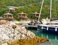 Au nord-est de Sipan se trouve Pakljena, connu pour son restaurant stylé "Bowa" avec des cabanas groupés autour de la baie.