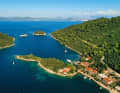 Sulla costa nord-orientale di Mljet si trova anche la baia di Prozura, ben protetta, dove è possibile ancorare.