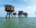 Al largo di Margate, sulla costa inglese, si ergono in mare antiche fortificazioni: testimonianze arrugginite di tempi passati