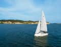 Par fort vent de nord-est, la navigation sur le Bodden est parfois agitée. Le yacht prend de la vitesse en suivant un cap serré. A l'arrière, les rives escarpées de Groß Zicker se dressent.