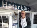 La capitaneria di porto di Seedorf, Uwe Rosengarth, è di ottimo umore