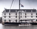 Ein acht Meter langes Salonboot veranschaulicht die Dimensionen des 47-Meter-Seglers aus Alu und Carbon