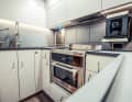 Galley : ici, à quelques marches en dessous du salon, le propriétaire aime aussi cuisiner lui-même. Pour plus d'intimité, la porte des quartiers de l'équipage peut être fermée à l'arrière.