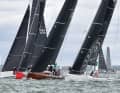 L'"Elida" de Daniel Baum lors du lancement du Fastnet. A côté d'elle, on reconnaît le "X-Day" rouge et gris.