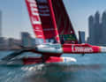 Ici, Hannah Mills, double championne olympique et stratège, barre le catamaran britannique F50.
