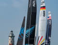 Pris en tenaille entre deux vainqueurs de l'America's Cup : Team Germany entre l'équipe américaine de Jimmy Spithill et les Kiwis du barreur Peter Burling