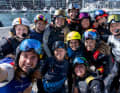 Le donne di spicco della SailGP. Anna Barth, stratega del Team Germany, è riconoscibile all’estrema sinistra con il casco bianco con strisce nere, rosse e dorate.