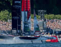 At the premiere, the races, which took place just off the coast, thrilled the fans.