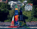 Scène du SailGP à Sassnitz avec les Bonds Flying Roos et les Los Gallos espagnols.