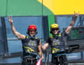 Ryan Reynolds, copropriétaire de l'équipe BONDS Flying Roos de SailGP, fait la fête aux côtés de Hugh Jackman, copropriétaire de l'équipe BONDS Flying Roos de SailGP. On les voit ici tous les deux réunis sur le bateau de leur équipe australienne, BONDS Flying Roos.