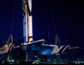 Il catamarano tedesco F50 sullo sfondo di Abu Dhabi di notte
