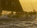 Le squadre sono partite per la potente gara di lunga distanza in un tramonto dorato.