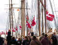 Des milliers de personnes admirent la flotte à Assens, au Danemark, et de nombreux drapeaux danois ornent le port.