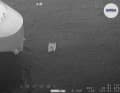 Il catamarano a prua della nave da carico