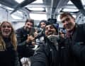 Team Malizia feiert Rang zwei zur Halbzeit auf der Königsetappe (v. r.): Co-Skipper Will Harris, An-Bord-Reporter Antoine Auriol, Navigator Nico Lunven, Skipper Boris Herrmann und die Niederländerin Rosalin Kuiper