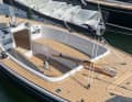 The cockpit is clearly structured and uncluttered. Four people sit comfortably in the deep, well-protected cockpit - with a hull length of only 6.50 metres