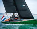 Saffier SE 24 Lite: il Saffier è senza dubbio uno dei modelli più attraenti del suo genere. Ma offre molto di più di un semplice richiamo visivo: un'eccellente agilità, quasi da gommone, un elevato potenziale di velocità sia di bolina che di sottovento, facilità di gestione, una lavorazione raffinata e, su richiesta, un pod drive elettrico con possibilità di ricarica tramite pannelli solari montati a filo della prua.   Lunghezza 7,10 m; baglio 2,40 m; pescaggio 1,30 m; peso 1,2 tonnellate; superficie velica 31 m2; STZ 5.2; prezzo base 83.180 euro
